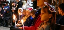 The Light Up a Life service at Bideford Pannier Market. Picture by Graham Hobbs thumbnail