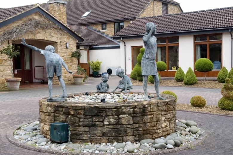 Little Bridge House statues