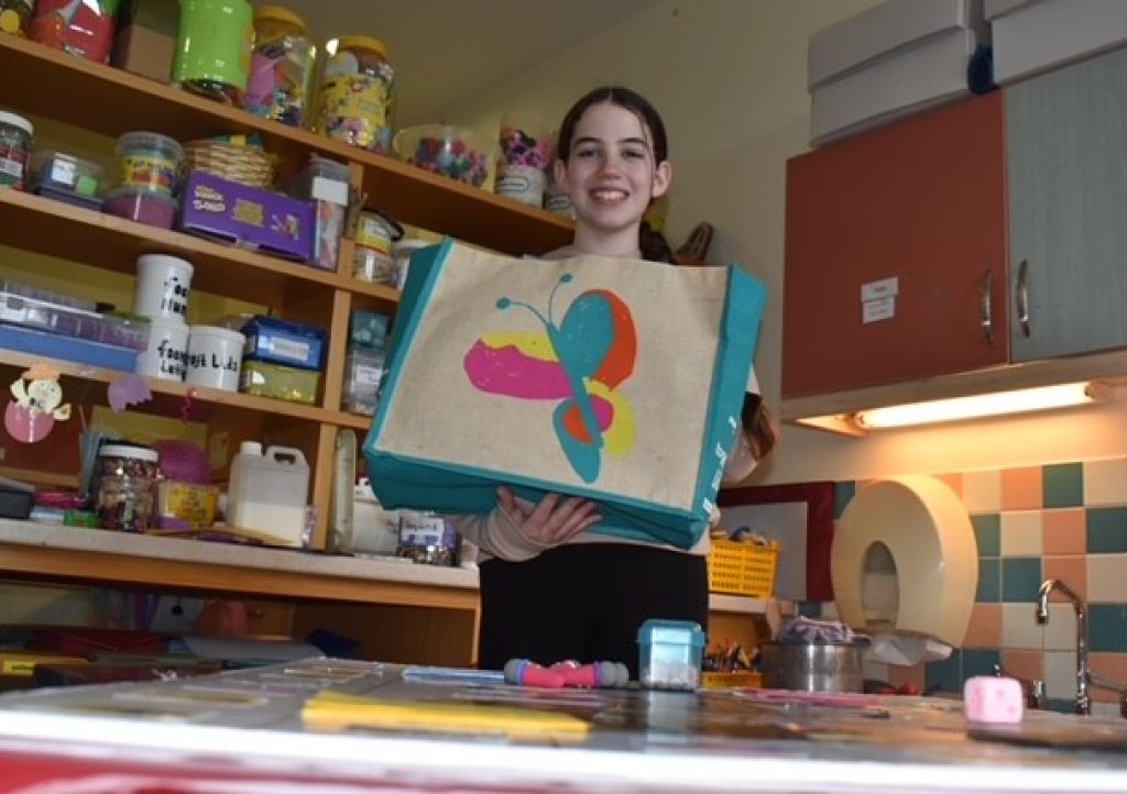 Evie Teixeira with the jute bag she designed