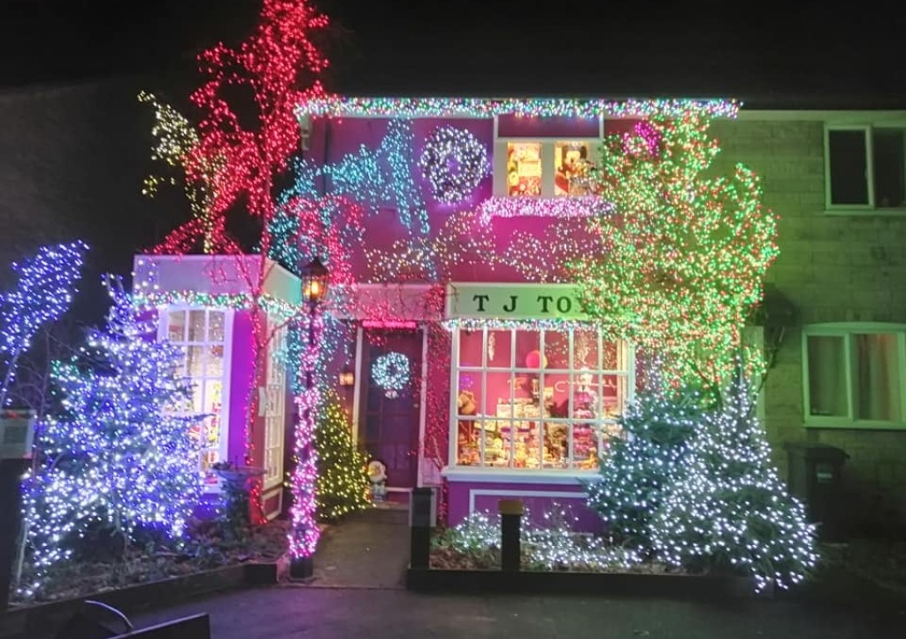 John-Burge-Christmas-lights-credit-Cathy-Rogers