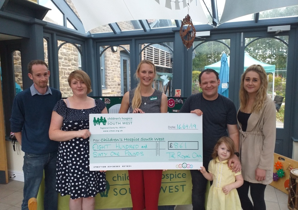 The-Royal-Oak-present-a-cheque-to-CHSW
