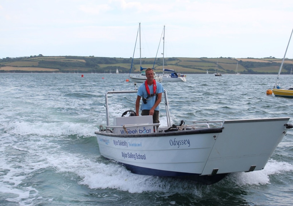 Fully accessible powerboat